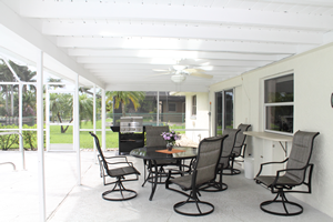 Villa Bluewater überdachter Terrassenbereich mit Deckenvetilator und Sitzecke