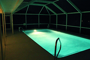 Villa Bluewater Pool bei Nacht